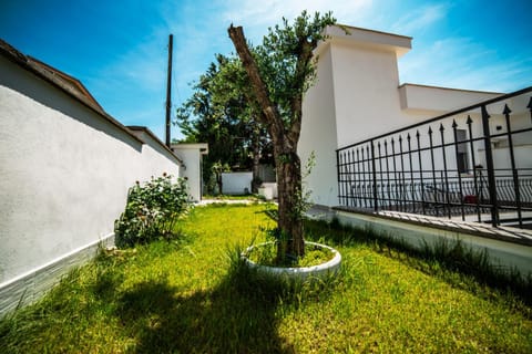 Property building, Spring, Day, Garden, Garden, Garden view