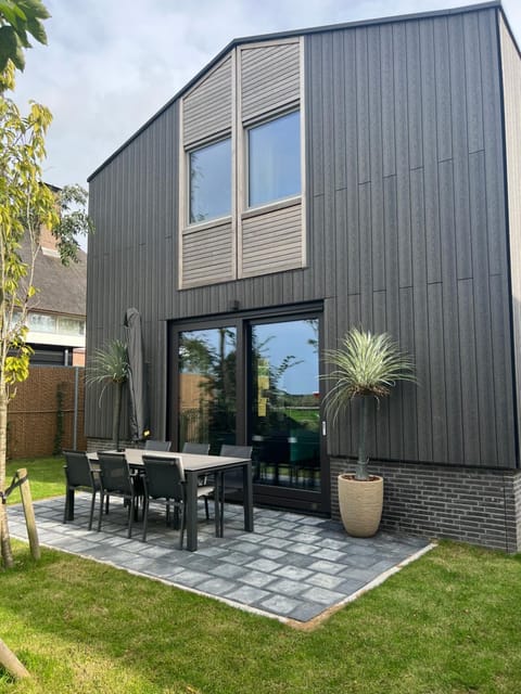 Property building, Day, Garden
