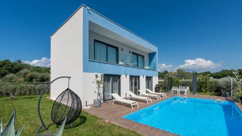 Property building, BBQ facilities, Garden, Balcony/Terrace, Seating area, Swimming pool