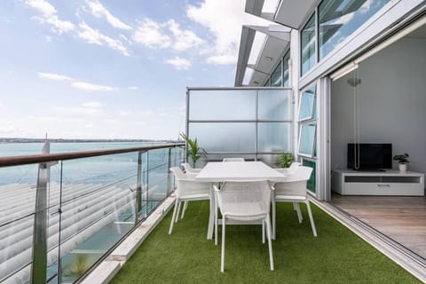 Spacious Penthouse With Spectacular Harbour Views! Apartment in Auckland