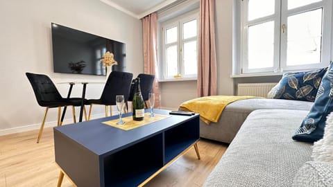 Communal lounge/ TV room, TV and multimedia, Living room, Seating area, Evening entertainment