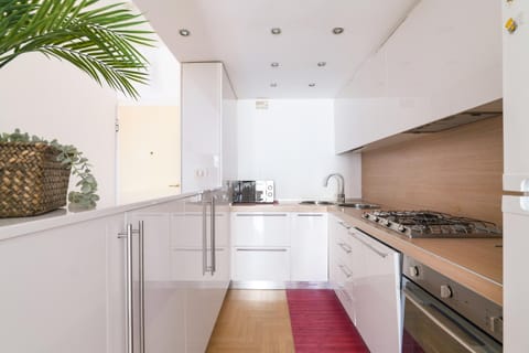 Kitchen or kitchenette, dishwasher, minibar, stove