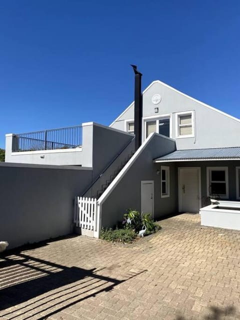 Facade/entrance, Balcony/Terrace, Parking
