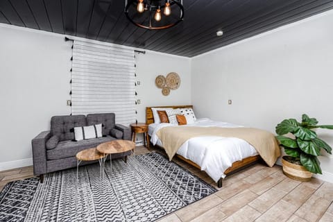 Mins to Beach - Studio Home- Walk to Downtown - Free Parking House in Tarpon Springs