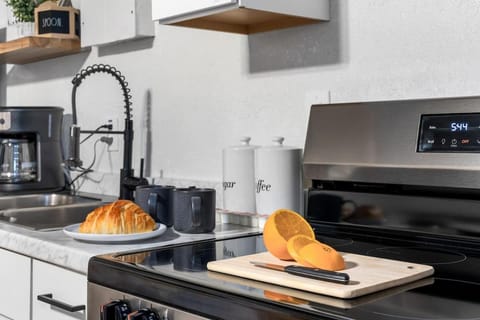 Mins to Beach - Studio Home- Walk to Downtown - Free Parking House in Tarpon Springs