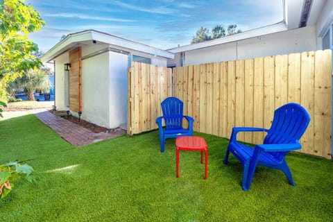 Mins to Beach - Studio Home- Walk to Downtown - Free Parking House in Tarpon Springs