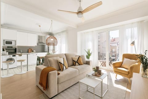 Kitchen or kitchenette, Living room, Street view, fireplace, minibar, pet friendly