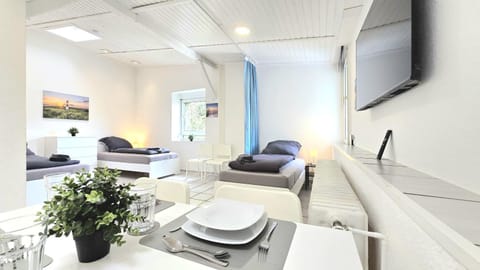 Bed, TV and multimedia, Bedroom