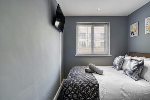 Bed, TV and multimedia, Bedroom