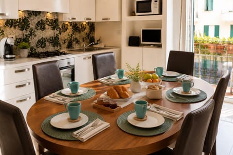 Kitchen or kitchenette, Food and drinks, Dining area, Food, oven, stove