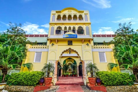 Property building, Facade/entrance, Landmark view, Location