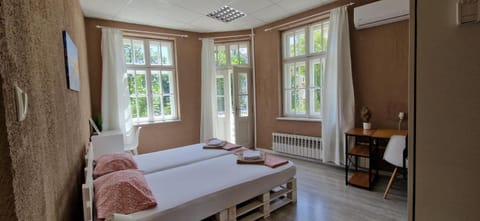 Bed, Photo of the whole room, towels, air conditioner