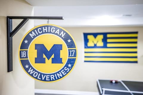 10 Mins To The Big House and Sleeps Up To 10 Guests House in Ohio