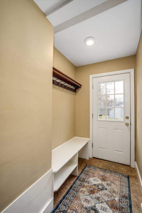 10 Mins To The Big House and Sleeps Up To 10 Guests House in Ohio