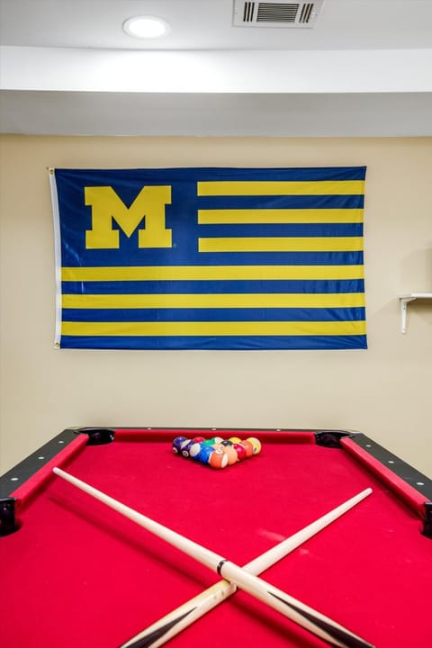 10 Mins To The Big House and Sleeps Up To 10 Guests House in Ohio