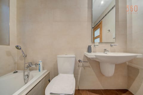 A lovely 2BR home with a private balcony by 360 Estates House in Marsaskala