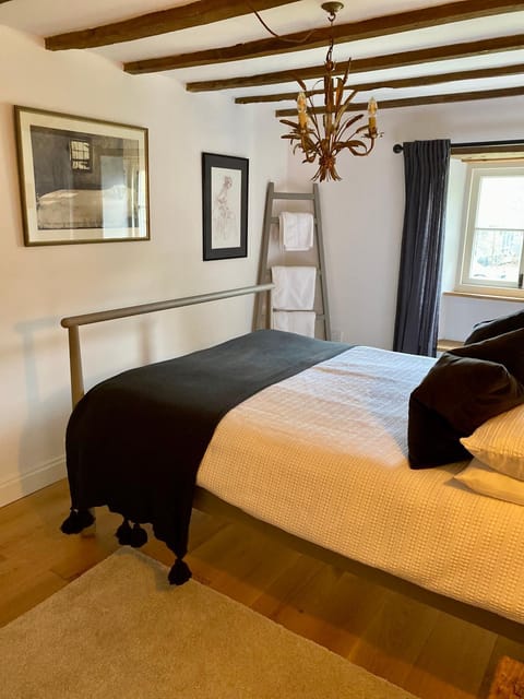 Luxury Cotswold Cottage with hot tub in Stow on the Wold! House in Stow-on-the-Wold