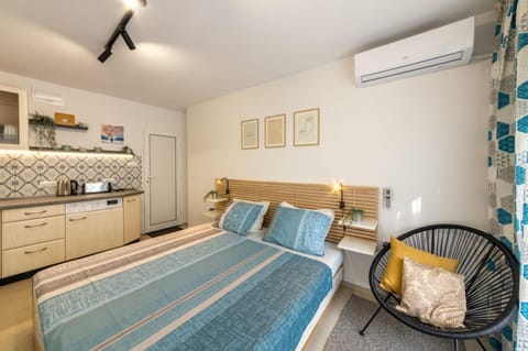 Bed, Kitchen or kitchenette, Bedroom, air conditioner