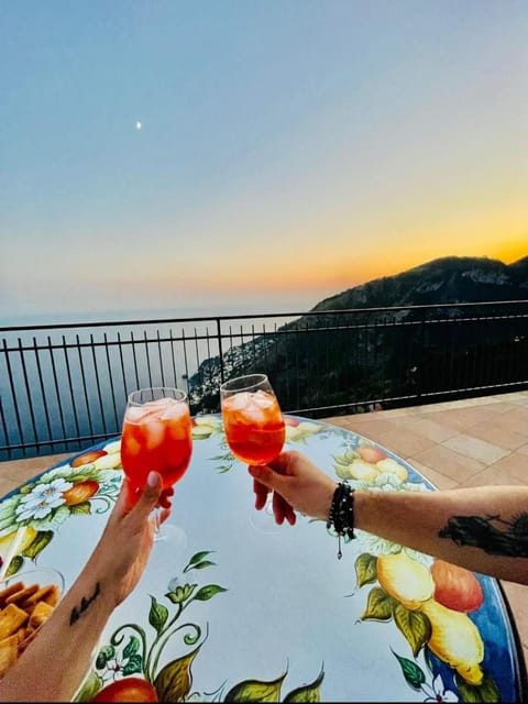 Restaurant/places to eat, Guests, Drinks, Sunset