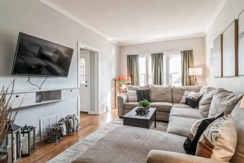 Pearly Gates l 3 Bed l Sleeps 5 l w 2-Car Garage House in Forest Park