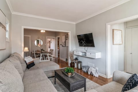 Pearly Gates l 3 Bed l Sleeps 5 l w 2-Car Garage House in Forest Park