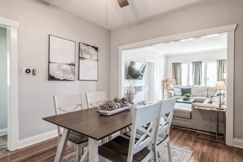 Pearly Gates l 3 Bed l Sleeps 5 l w 2-Car Garage House in Forest Park