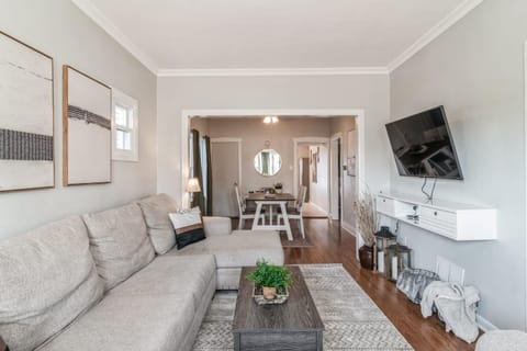 Pearly Gates l 3 Bed l Sleeps 5 l w 2-Car Garage House in Forest Park