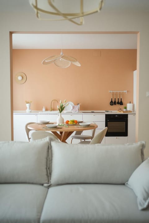 Kitchen or kitchenette, Living room, Seating area, Dining area