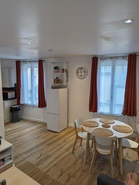 Kitchen or kitchenette, Dining area, minibar