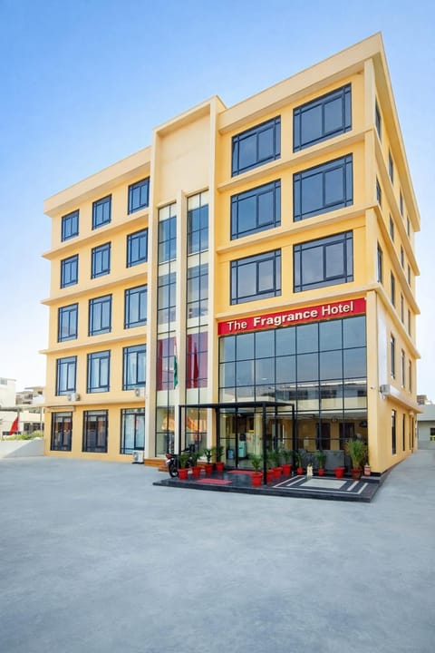 Property building, Day, Location, Parking