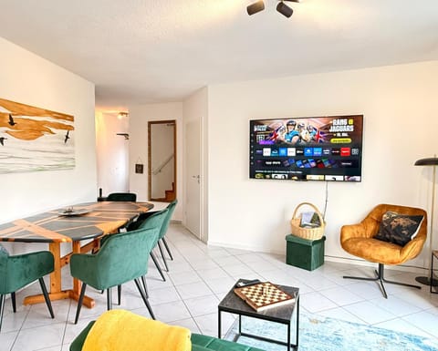 TV and multimedia, Seating area, Dining area