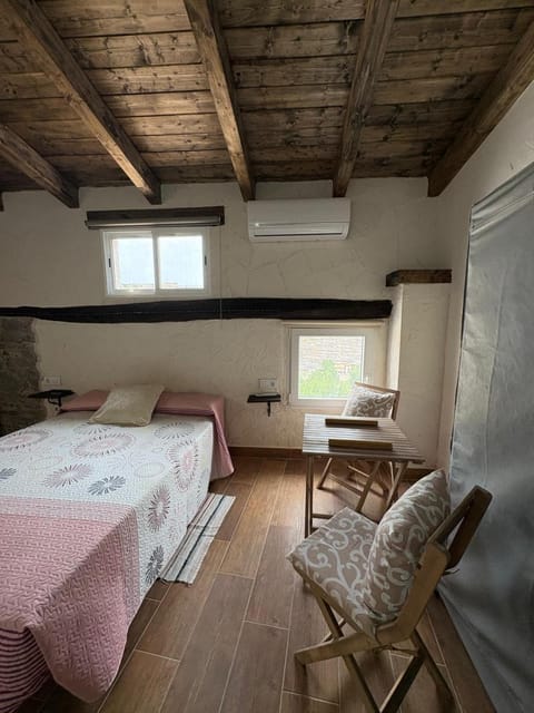 Bed, Living room, Photo of the whole room, Seating area, Dining area, Bedroom, internet, air conditioner