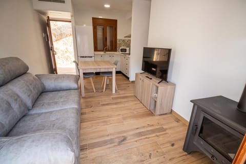 TV and multimedia, Kitchen or kitchenette, Living room, Seating area, Dining area