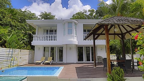 Property building, Patio, Spring, Day, Garden, Balcony/Terrace, Garden view, Pool view, Swimming pool, Swimming pool, sunbed
