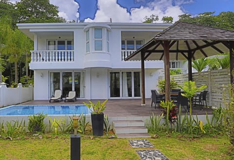 Property building, Patio, Spring, Day, Garden, Balcony/Terrace, Garden view, Pool view, Swimming pool, Swimming pool, sunbed