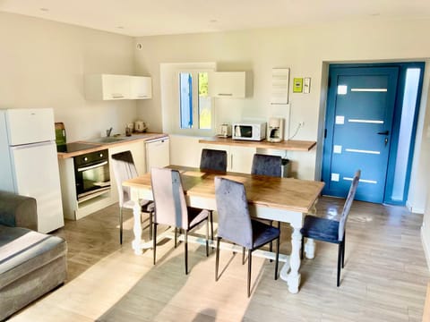 Kitchen or kitchenette, Dining area, minibar, pet friendly, toaster