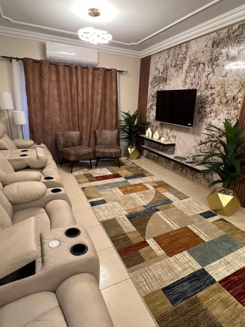 Communal lounge/ TV room, TV and multimedia, Living room, Seating area, Evening entertainment