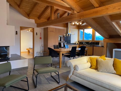 TV and multimedia, Kitchen or kitchenette, Living room, Seating area, Dining area