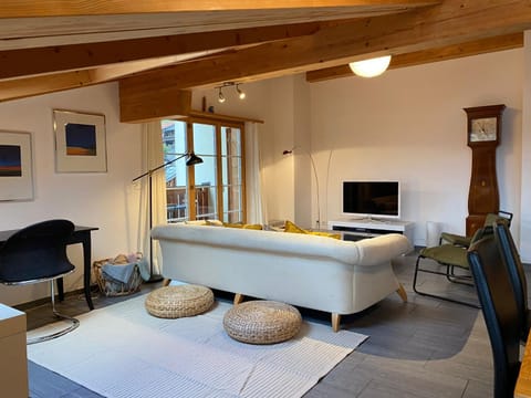 Communal lounge/ TV room, TV and multimedia, Living room, Seating area, Evening entertainment