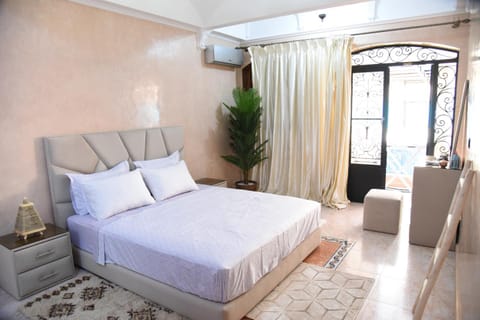 Bed, Photo of the whole room, Decorative detail, Seating area, Bedroom, air conditioner