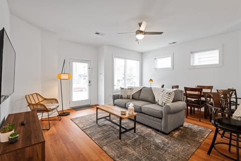 TV and multimedia, Living room, Seating area, Dining area, fireplace
