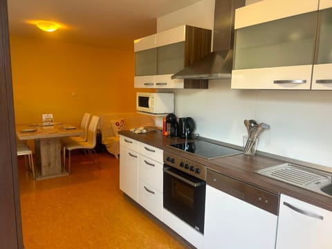Kitchen or kitchenette, Dining area, oven