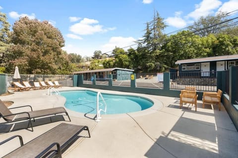 The Belle Sequoia Motel RM9 Apartment in Three Rivers