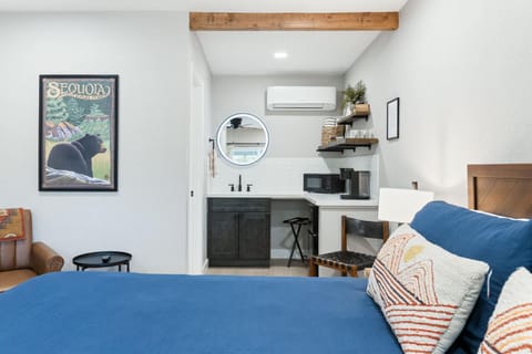 The Congress Sequoia Motel RM6 House in Three Rivers