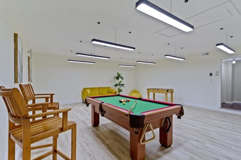 Billiard, Game Room