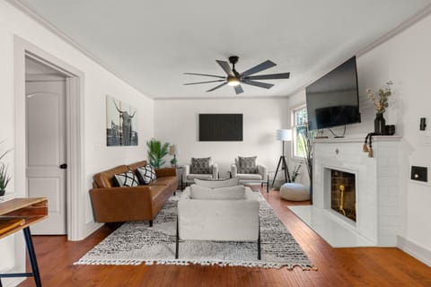 Timeless Historic Home near Downtown with HOT TUB House in Vancouver