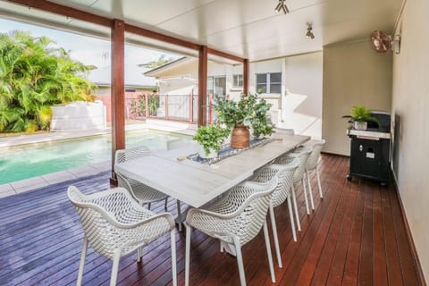 Dining area, Swimming pool
