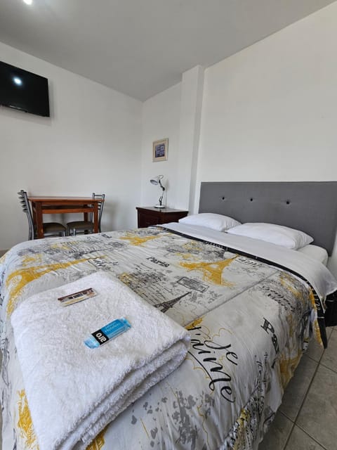 Bed, TV and multimedia, Photo of the whole room, Bedroom, towels