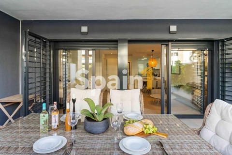 Food and drinks, Dining area, Food