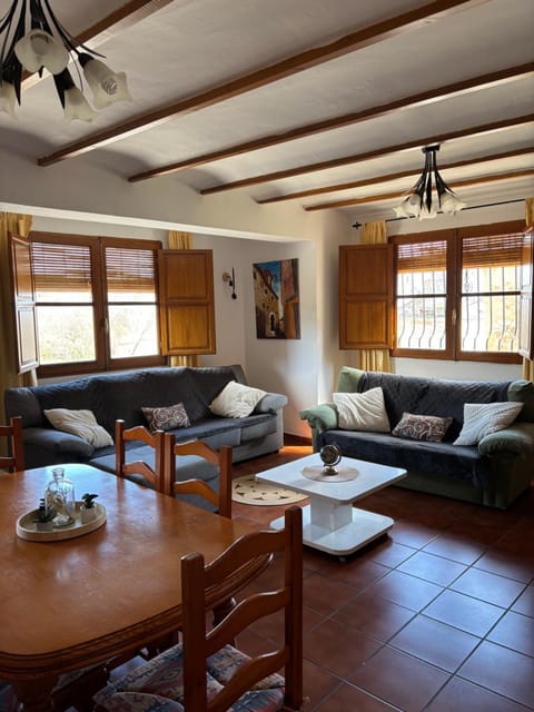 Dining area, fireplace